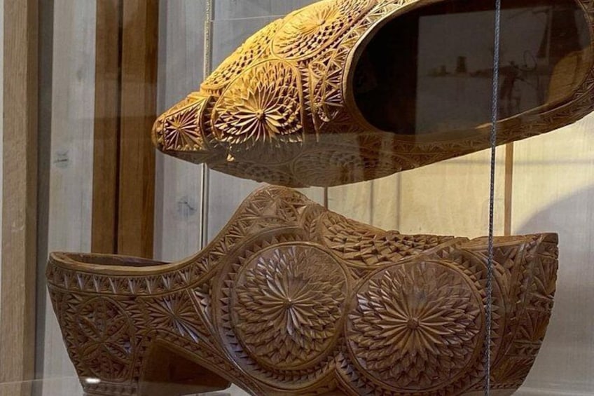 Objetos de madera tallados con detalle exhibidos en una vitrina. 4