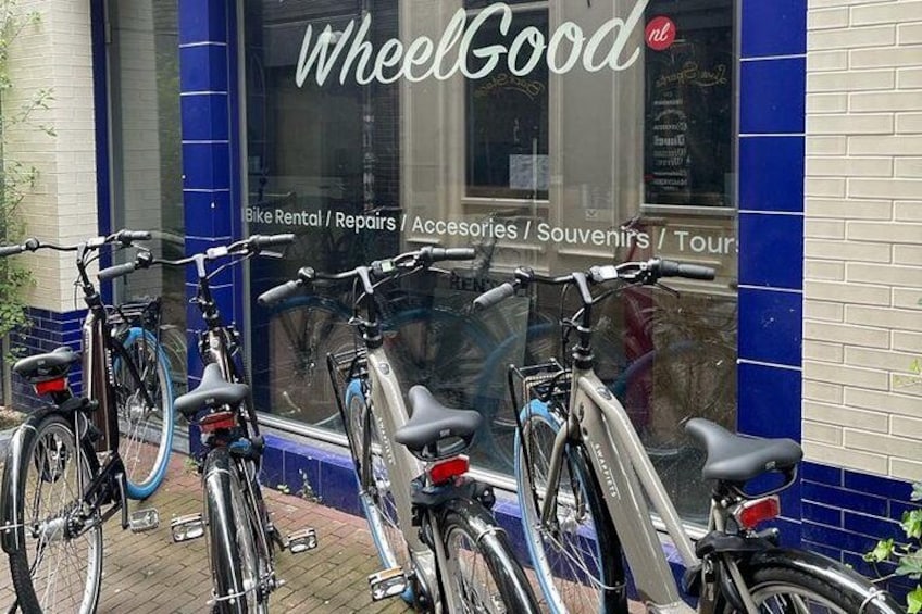 En butik med skiltet 'WheelGood' og cykler parkeret udenfor. 3