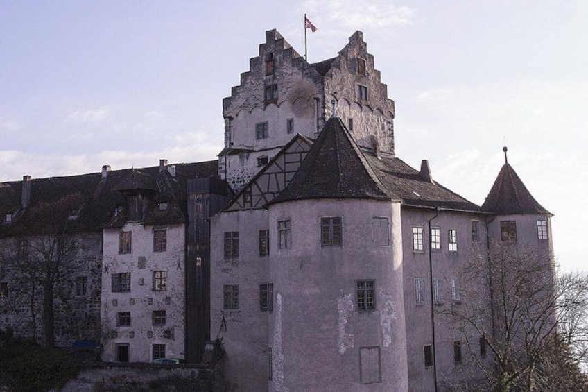 Eine historische Burg mit mehreren Türmen und einer Flagge. 1