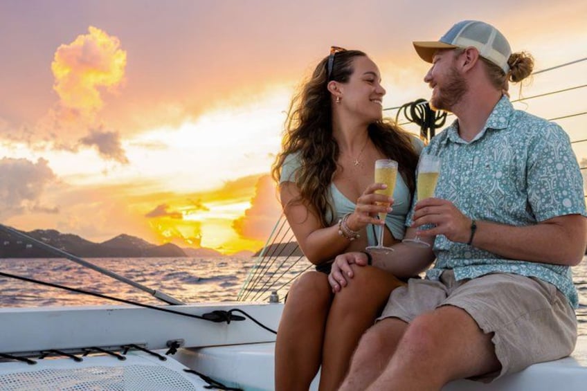 Dos personas sentadas en un bote con un atardecer de fondo. 2