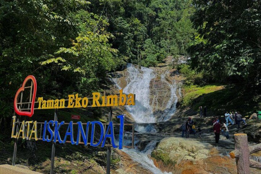 Une cascade avec une pancarte indiquant « Taman Eko Rimba » et « Lata Island ». 4