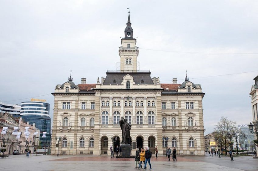 Ein historisches Gebäude mit einem markanten Turm und Rundbogenfenstern. 1