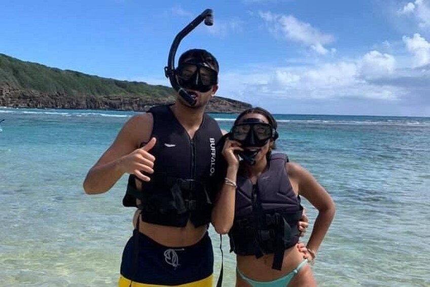 Dos personas haciendo snorkel con máscaras de buceo y chalecos salvavidas. 4