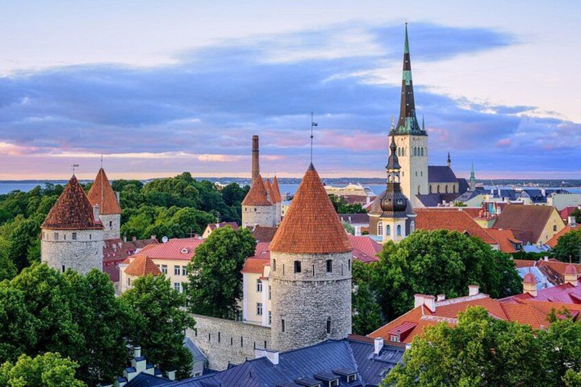 Une ville historique, avec ses tours aux toits rouges et son clocher d’église imposant. 4
