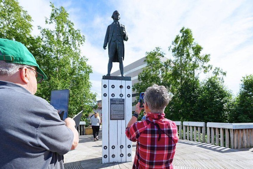Guests taking photos of Captain Cook monument 2