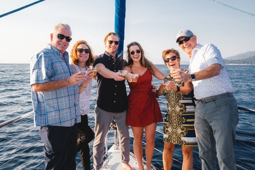 Un grupo de personas navegando en un velero bajo un cielo despejado y un mar tranquilo. 1