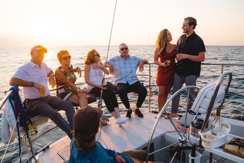 Un grupo de personas en un barco al atardecer. 2