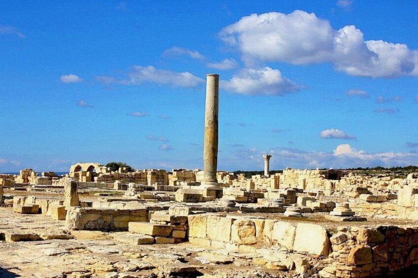 Ruinas antiguas con columnas de piedra y bloques de piedra dispersos. 2