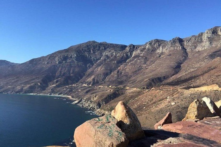 Paesaggio costiero con terreno roccioso e cielo azzurro limpido. 4