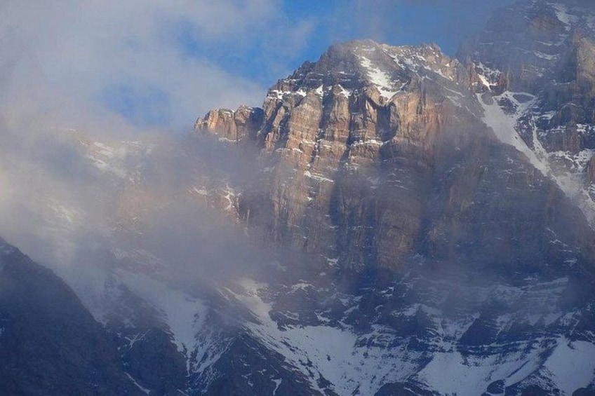 Eine Bergkette mit schneebedeckten Gipfeln und Wolken. 2