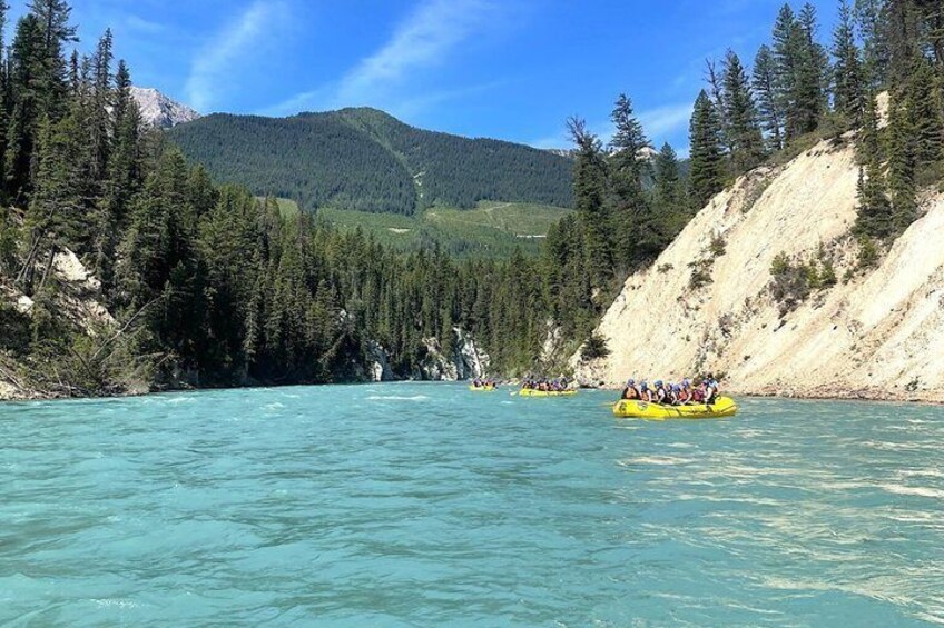 Une rivière aux eaux claires, bordée de collines et de montagnes couvertes de forêts. 2