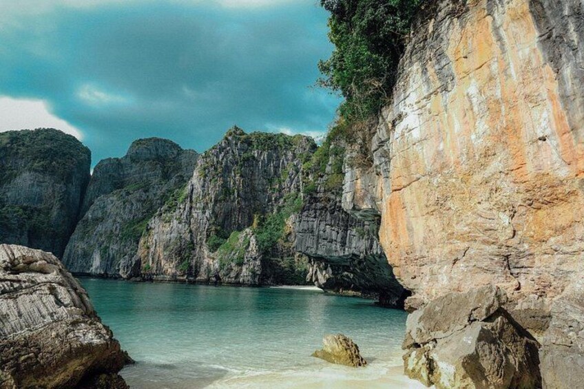 Un paisaje costero con acantilados rocosos y agua turquesa cristalina. 2