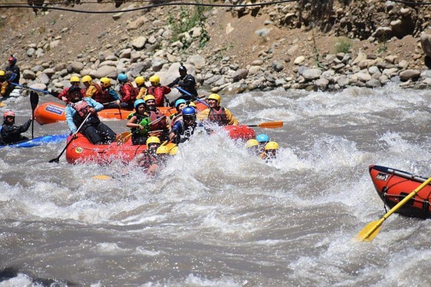 Een groep mensen kajakt op een rivier. 3