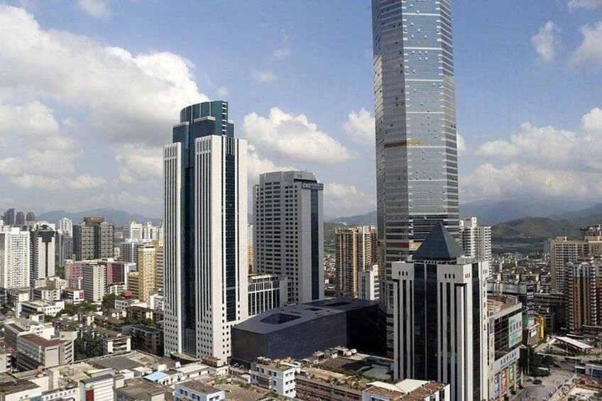 Un paisaje urbano con rascacielos modernos, incluyendo un edificio curvo distintivo y varias estructuras altas. 2