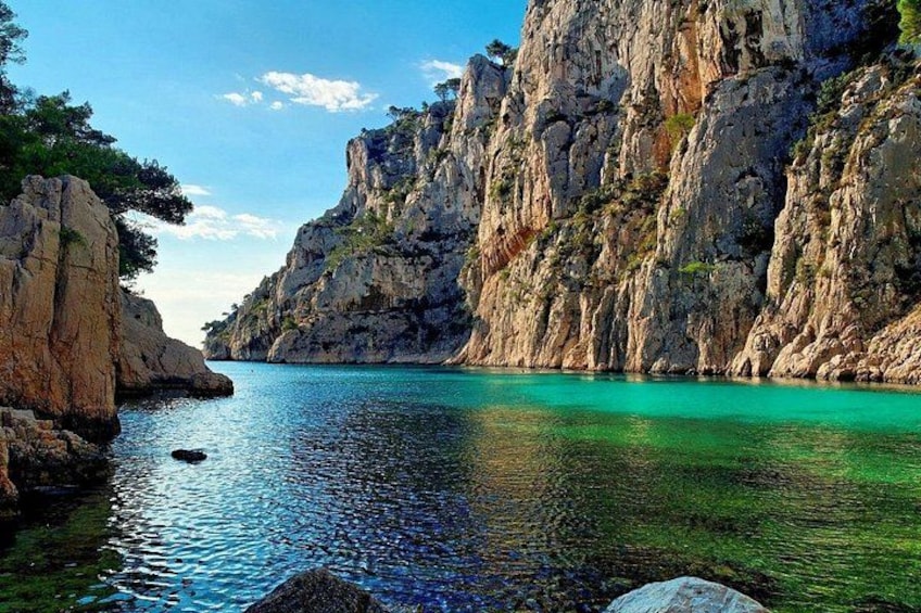 Un paysage côtier caractérisé par des falaises rocheuses et une eau turquoise cristalline. 1