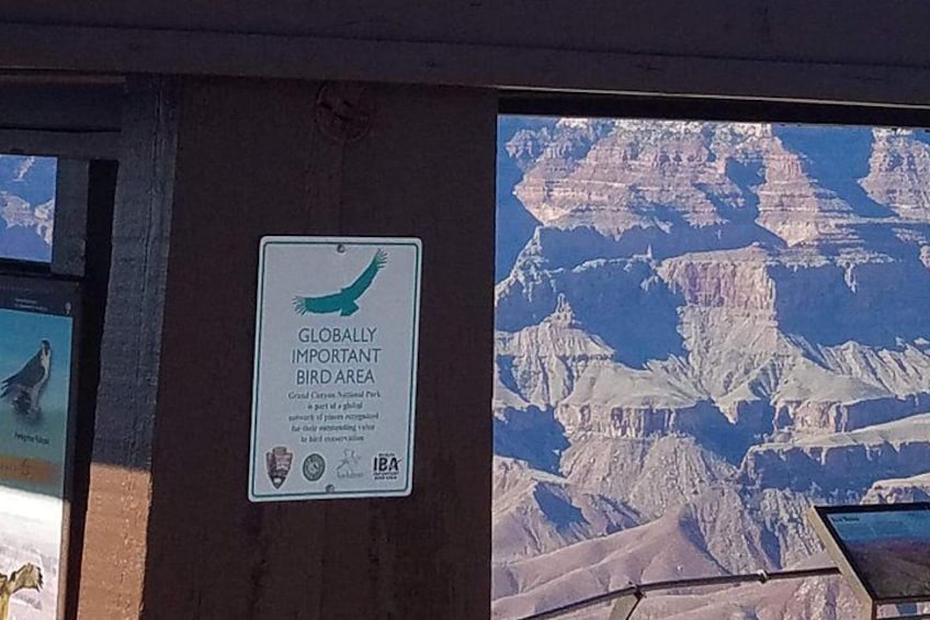 Schild, der ein Gebiet von globaler Bedeutung für Vögel kennzeichnet, mit einer Berglandschaft im Hintergrund. 4
