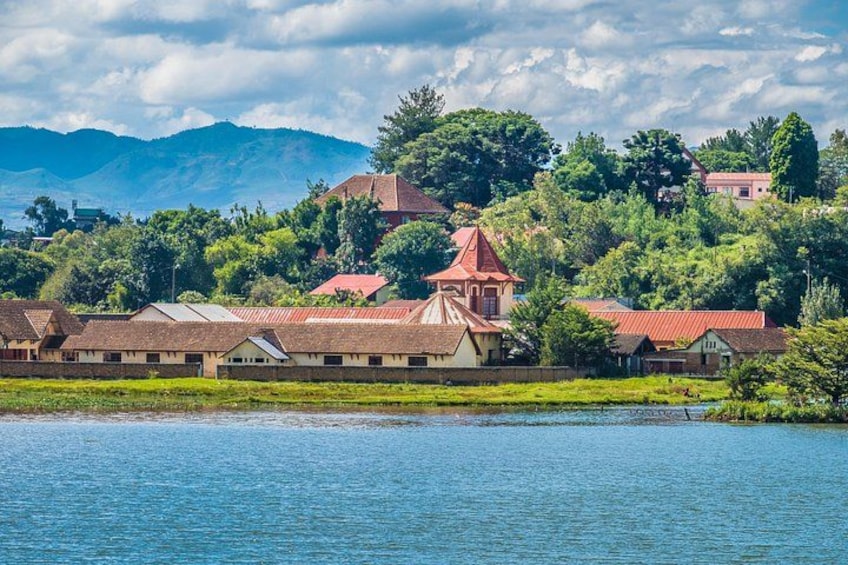 Un village riverain aux maisons traditionnelles, doté d’une église et surplombé par un paysage montagneux. 4