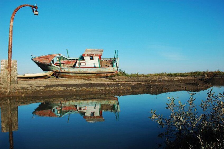 Un bateau était amarré à un quai, et son reflet se dégageait clairement dans l’eau. 3