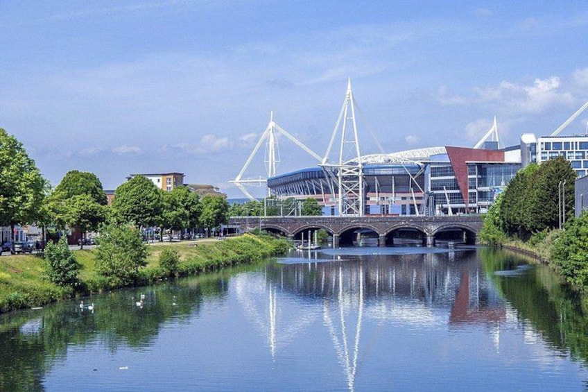 Un río con un puente, edificios modernos y árboles. 3