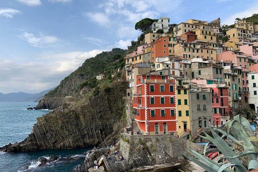 Una cittadina costiera con edifici colorati, scogliere rocciose e il mare. 3