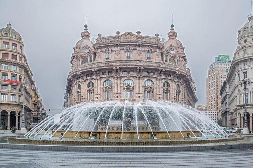 Grand tour of Genoa, medieval and modern town 5