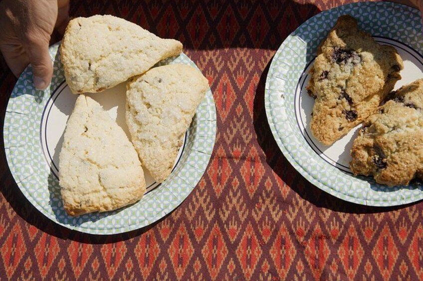 Deux assiettes de biscuits sur une nappe à motifs. 2