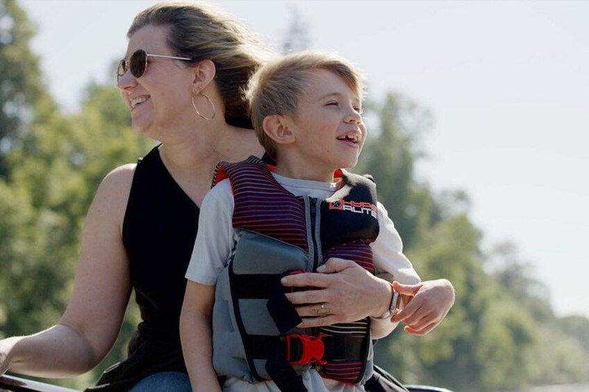 Une personne tenant un enfant dans un bateau. 3