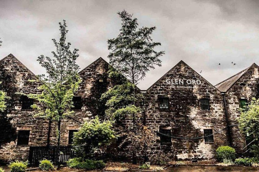 Ein historisches Gebäude mit der Aufschrift 'GLEN ORD'. Es besitzt eine Stein-Fassade mit zahlreichen Fenstern und einem markanten Eingang. 3