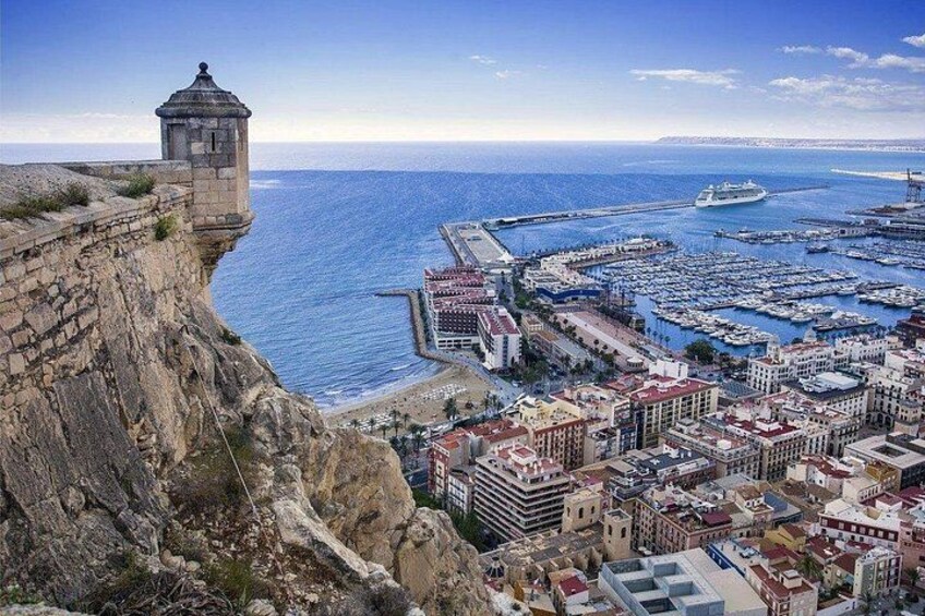 Une ville côtière dotée d’un phare historique, d’un port de plaisance et d’un centre-ville dense. 1