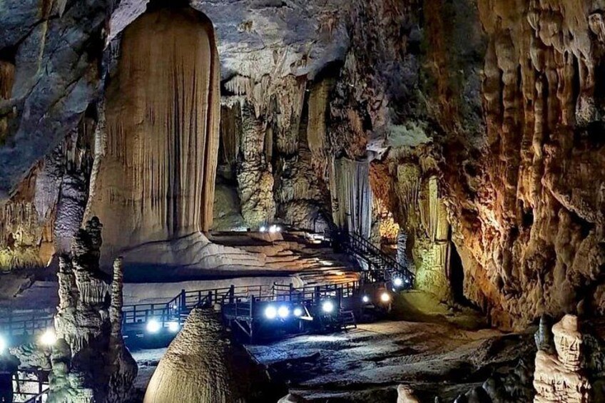 Una grotta con stalattiti, una formazione rocciosa centrale e una piattaforma panoramica. 4