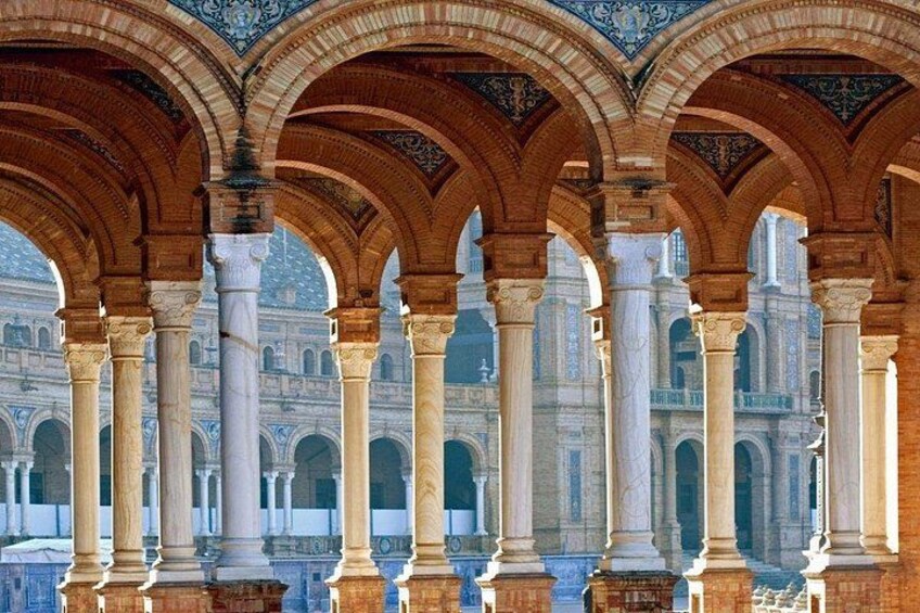 Une série d’arches aux motifs complexes, des colonnes et un plafond orné de motifs. 1