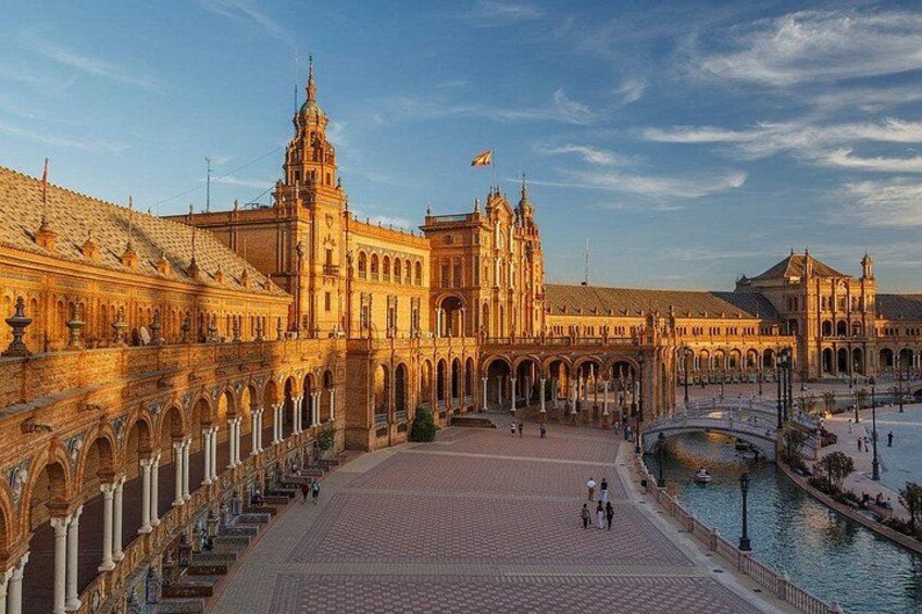 Un magnifique bâtiment historique, doté d’arcades et bordé par une rivière. 3