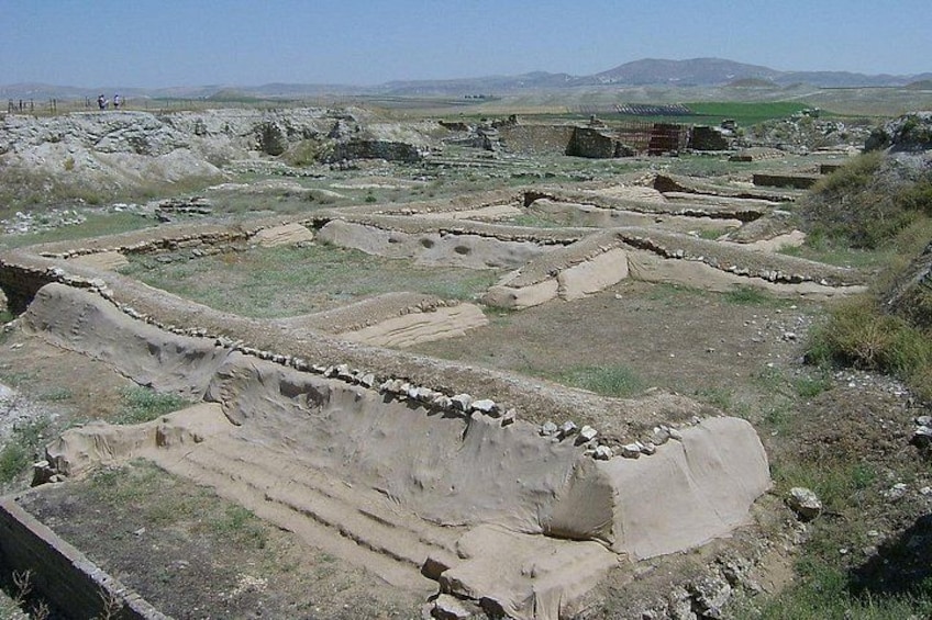 Ruinas antiguas con estructuras de piedra y senderos. 2