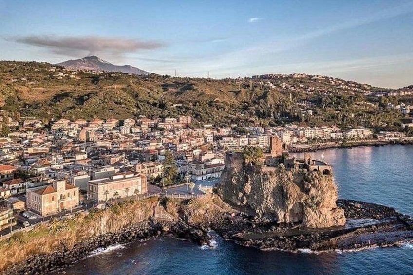 Une ville côtière caractérisée par un imposant promontoire rocheux et une fortification historique. 4