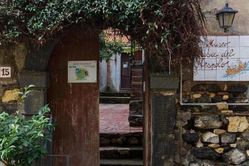 Un escalier en pierre mène à un bâtiment sur lequel est apposée une enseigne indiquant : « Museo Casa del Nespolo ». 3