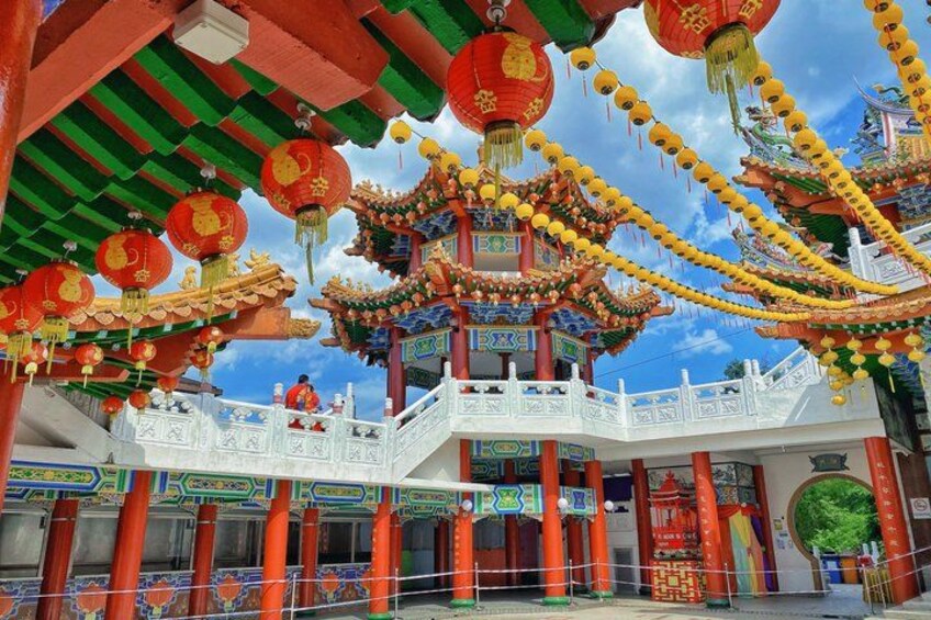 Un bâtiment traditionnel chinois, doté d’une architecture richement décorée, de lanternes rouges et d’un balcon blanc. 4