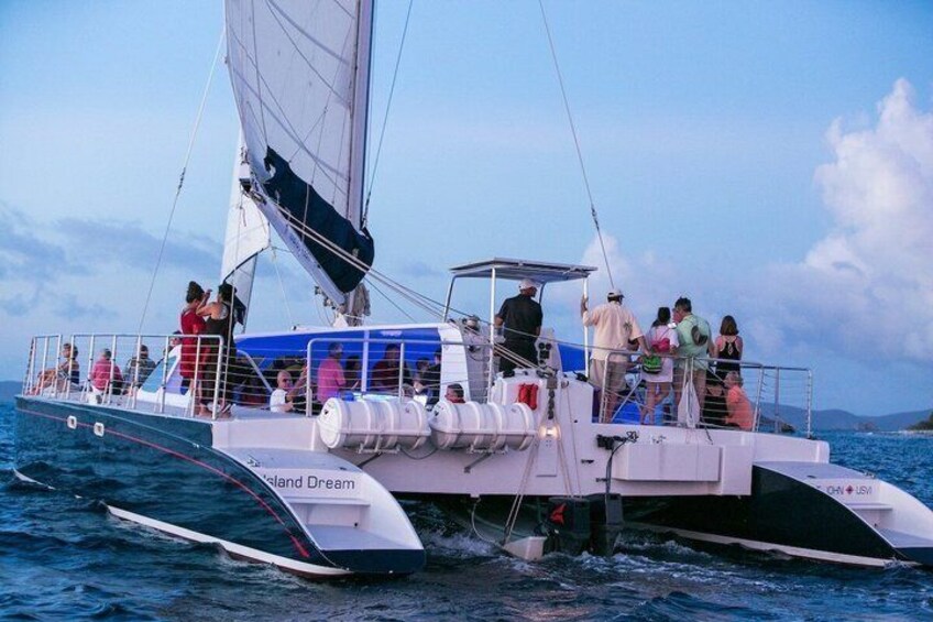 Eine Segelyacht mit Personen an Bord, namens 'Island Dream', auf dem Wasser. 2