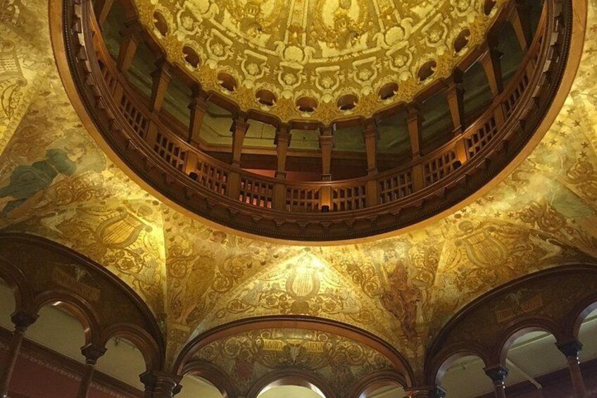 Un interior majestuoso y ricamente decorado, con un techo abovedado y frescos elaborados. 3