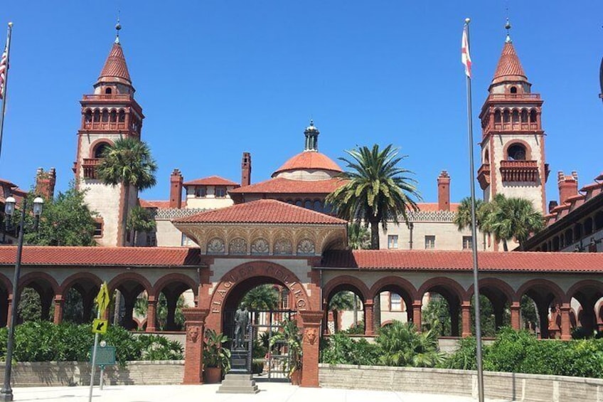 Un edificio histórico con paseos arqueados y dos torres. 3
