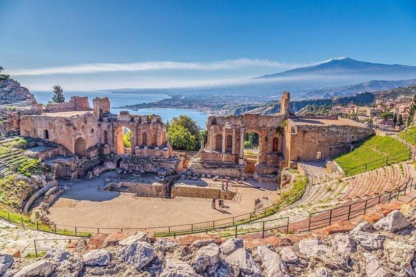 Antike Ruinen mit einem Theater, ein Berg im Hintergrund und Blick auf die Küste. 3