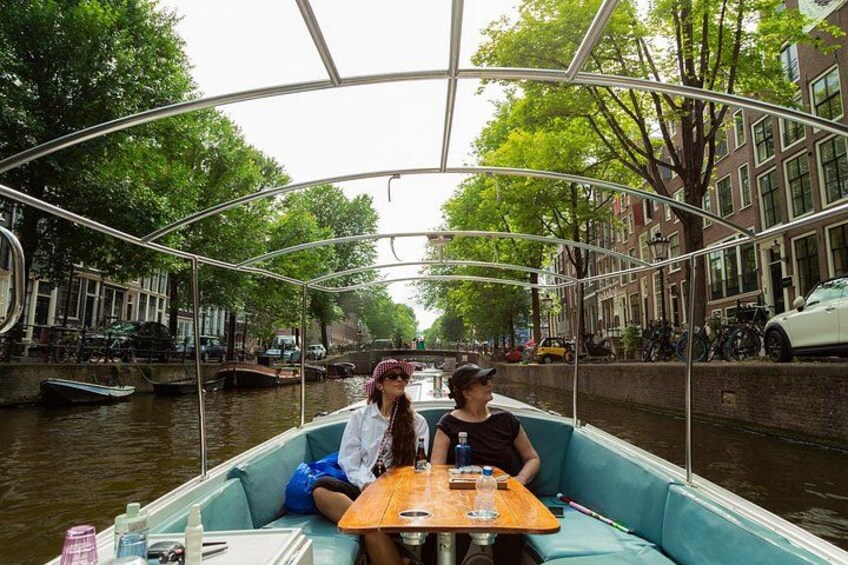 It's quieter on the water than on the streets. 4