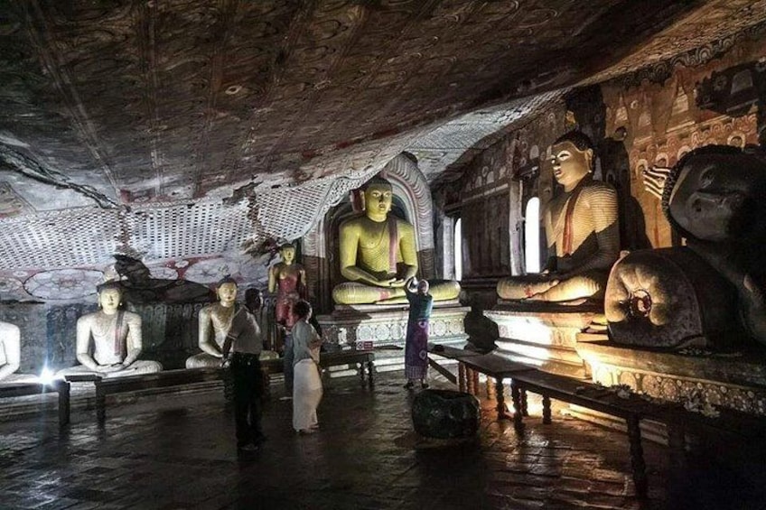L’intérieur d’un temple, avec de grandes statues de Bouddha, des plafonds en bois et des sculptures en pierre. 4