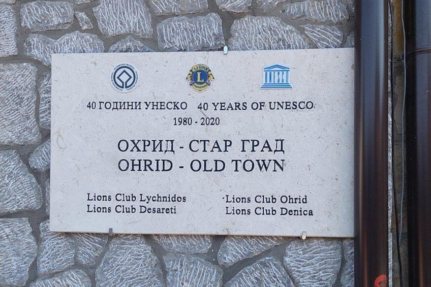 A stone wall with a plaque commemorating 40 years of UNESCO. 2