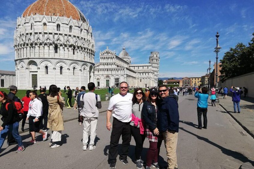 Des touristes devant la tour penchée de Pise. 3