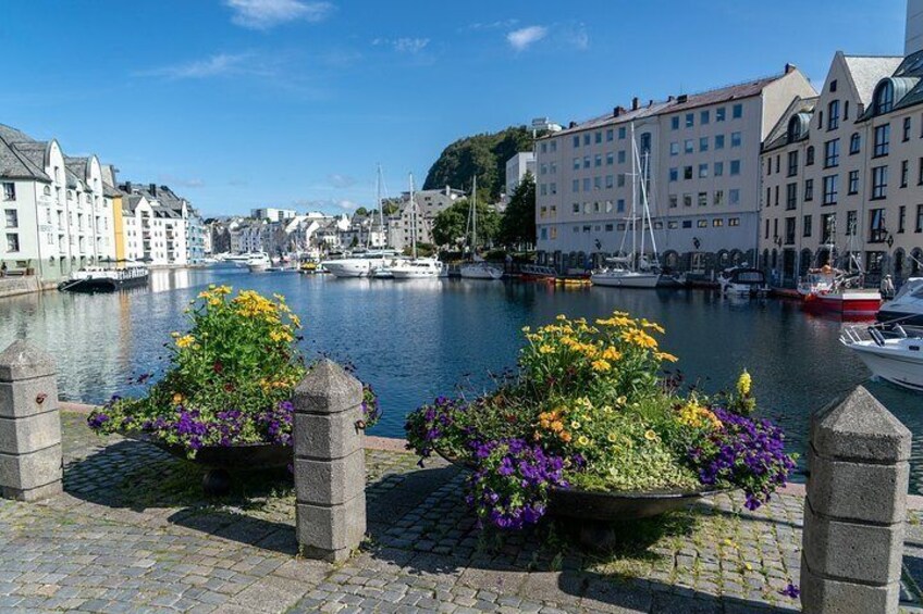 An amazing walking tour of Art Nouveau town Alesund