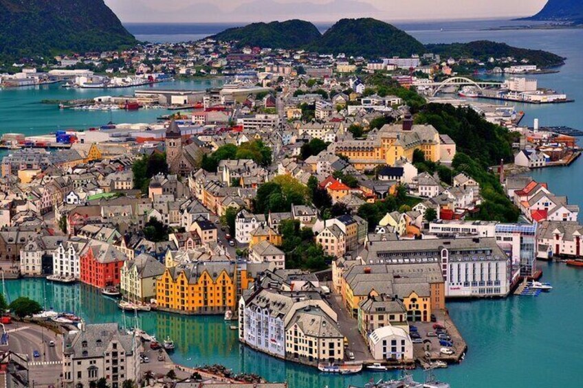 An amazing walking tour of Art Nouveau town Alesund