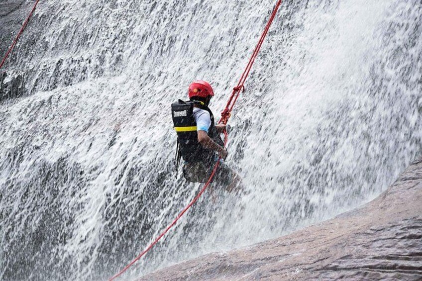 En person abseiler ned ad et vandfald. 4