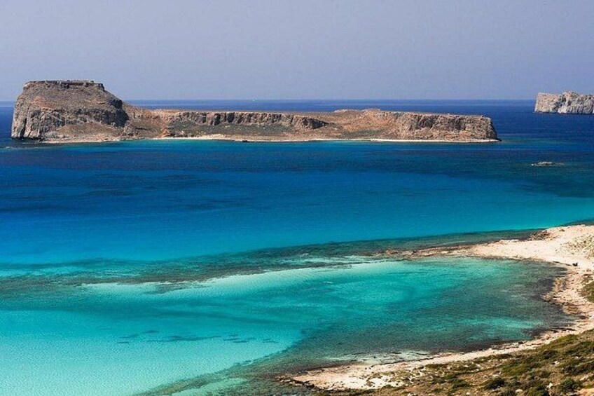 Un paysage côtier caractérisé par des eaux turquoise limpides, des plages de sable et des falaises rocheuses. 2