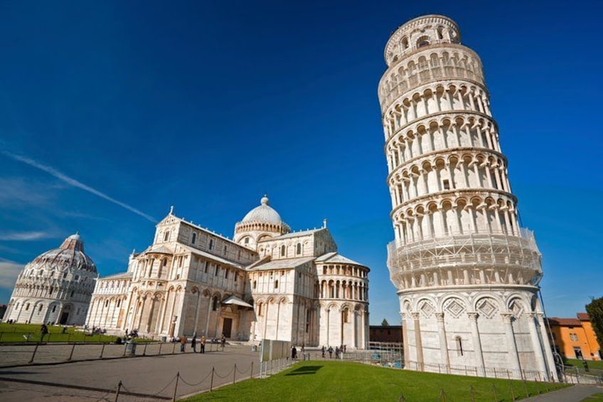 De scheve toren van Pisa, de kathedraal van Pisa en het doopvont van Pisa. 4