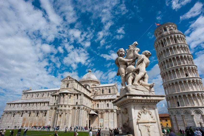 De scheve toren van Pisa, de kathedraal van Pisa en een beeld van kinderen. 3